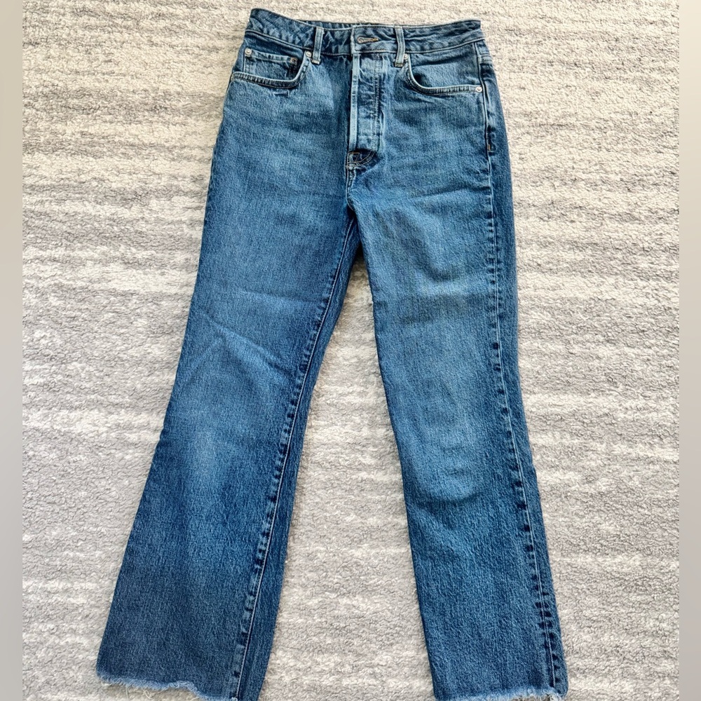 Mid rise, cropped, mini flare, button fly, and medium/dark wash. Perf for 5’-5’4